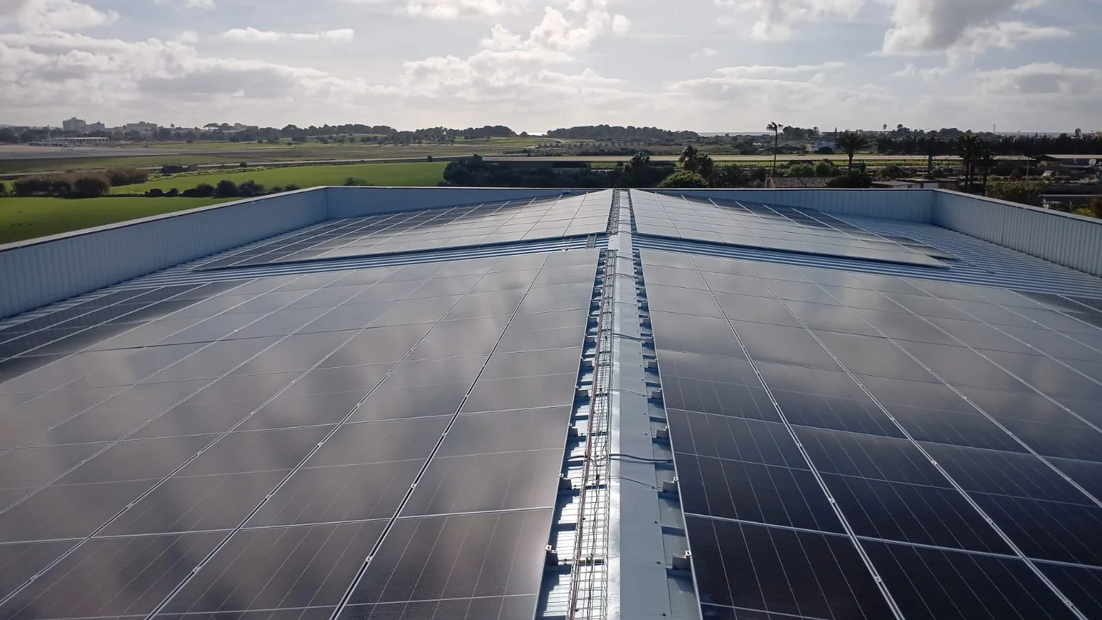 Instal·lació fotovoltaica industrial de 150 kW executada per VATSOLAR a Mercapalma, Mallorca