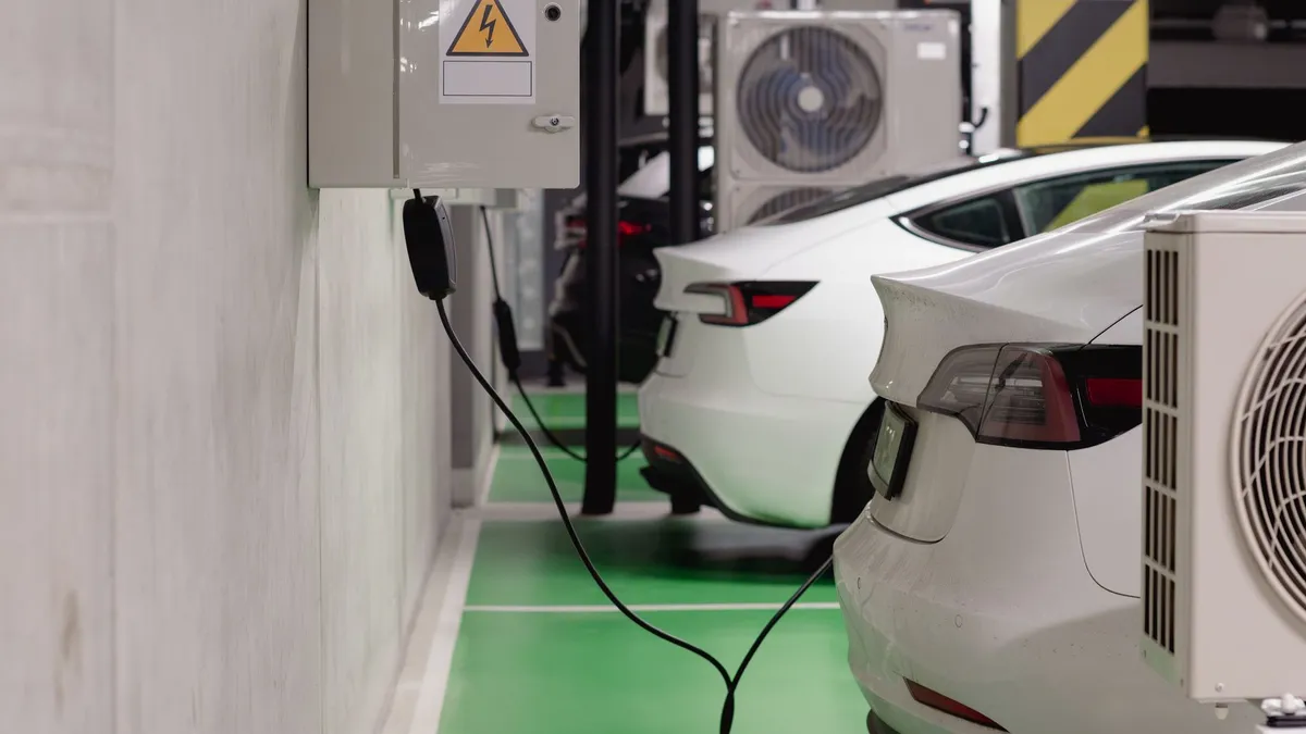 Elektroauto an einem privaten Ladepunkt angeschlossen, mit eingestecktem Ladekabel