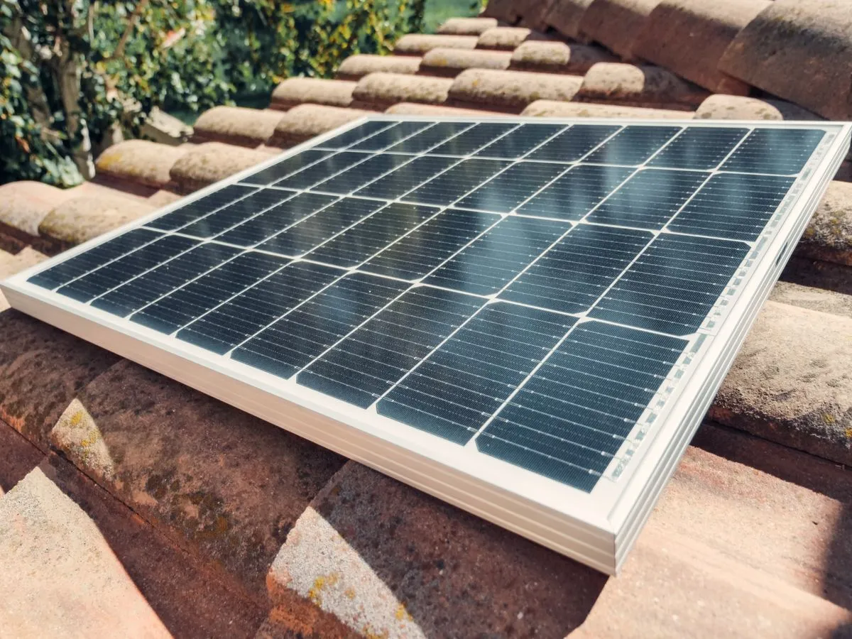 Solarmodule auf dem Dach eines mediterranen Hauses